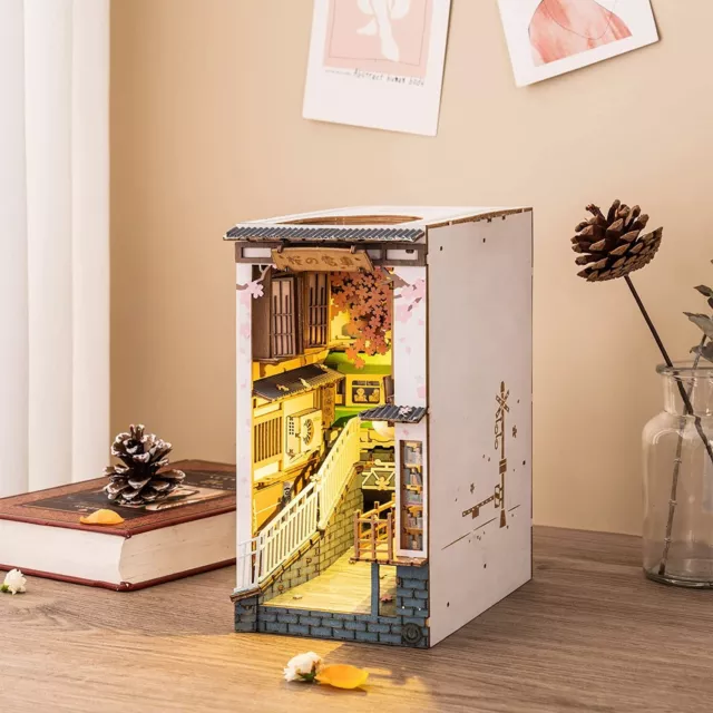 Rolife Hölzernes Miniatur-Puppenhaus Sakura Densya DIY Book Nook Stories