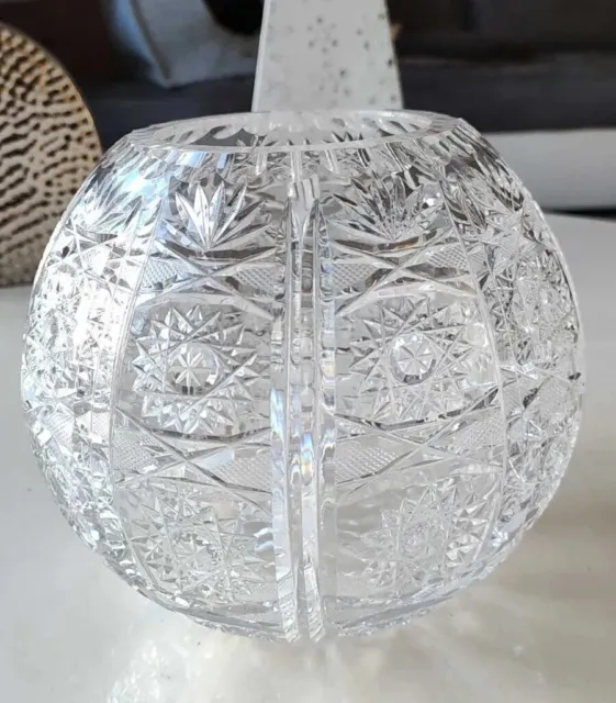 Grand vase boule en cristal de Bohème finement taillé motifs étoilés/croisillons