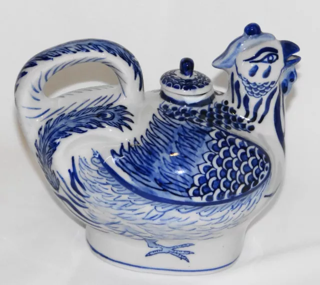 An 18th century Chinese White Blue Porcelain Wine Pot and Cover 3