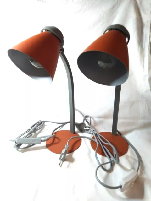 coppia di lampade da tavolo o abatjour, prodotto da Massive per  philips.