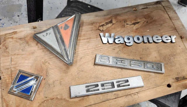 Vtg Hood Ornamet/emblems