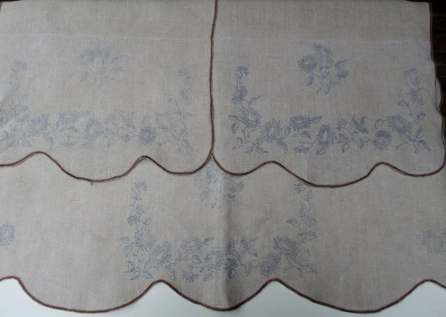 Vintage vorgedrucktes Ecru Leinen Antimakassar Set zum Sticken. Blumendesign.