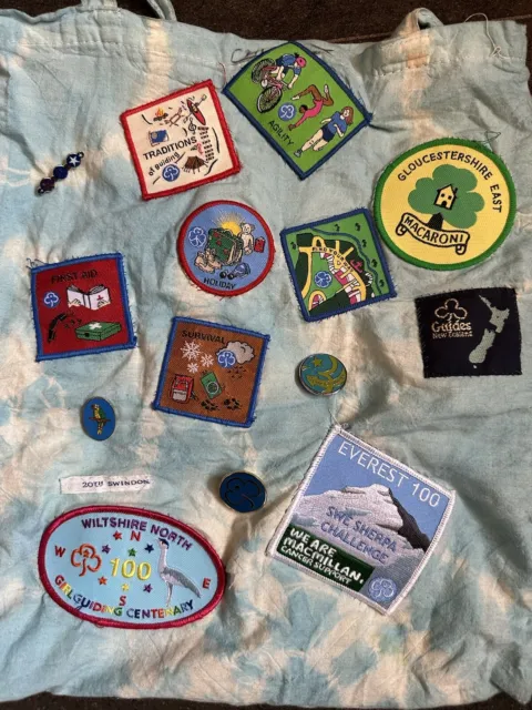 11 Girl guides Sew On Badges & 4 Pin Badges On A Tote Bag