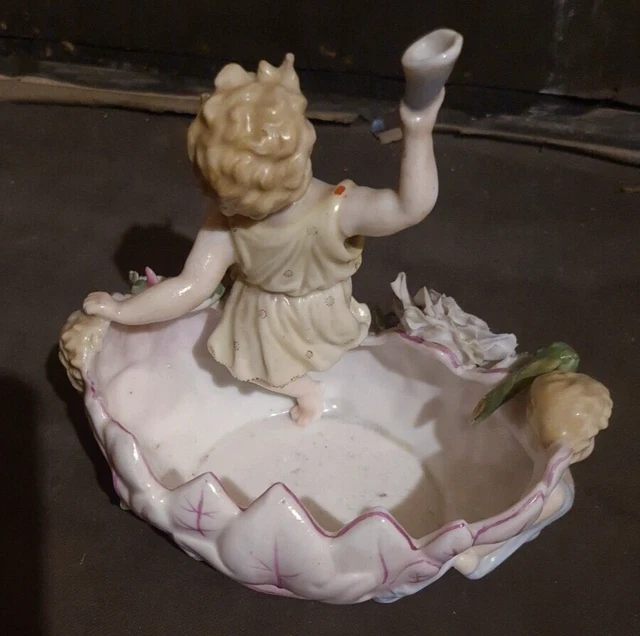 Un groupe en biscuit de porcelaine polychrome 8