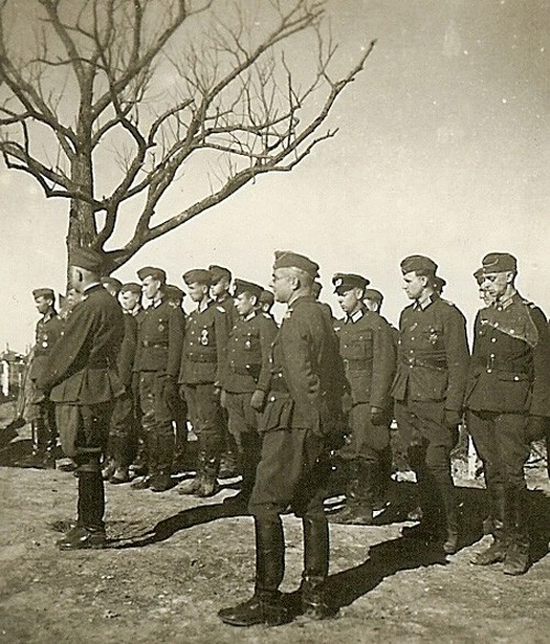excellent-wehrmacht-general-in-field-w-staff-officers-seine-france