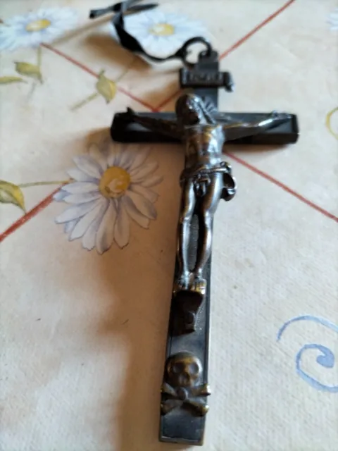 tres ancienne croix crucifix christ  en bronze  /  OBJET vitrine COLLECTION