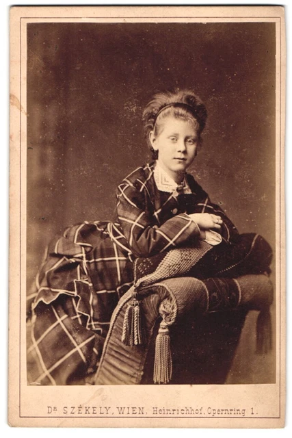 Fotografie Dr. Szekely, Wien, Opernring 1, Portrait Mädchen Grete Ronck im kari