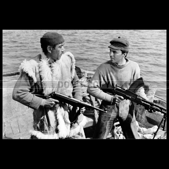 Photo F.013432 ANTHONY QUINN & JAMES DARREN (THE GUNS OF NAVARONE) 1961