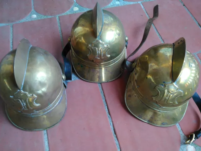 3 antike historische Feuerwehrhelme aus Messing, innen Leder. Scheunenfund