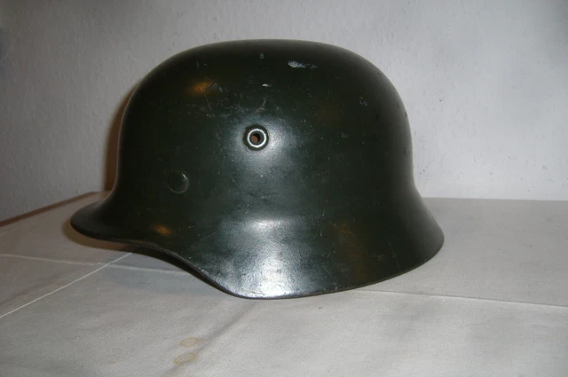 Helm 2. WK, mit Innenfutter und Kinnriemen, Gr. 57, keine Verbotenen Zeichen. 2