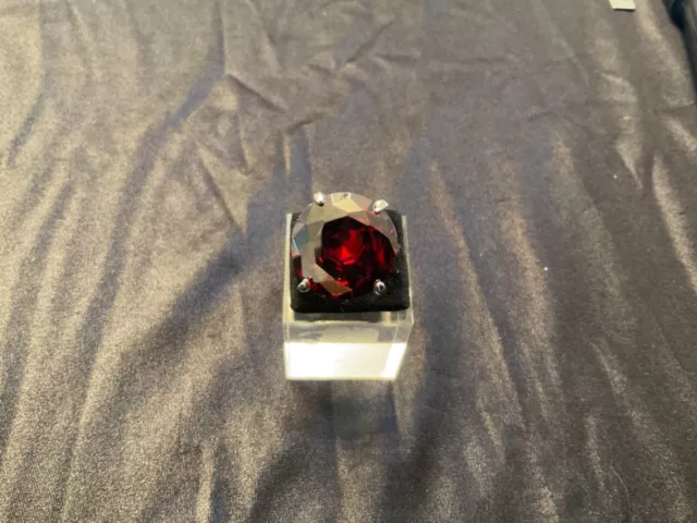 # Bague fantaisie argentée avec strass rouge