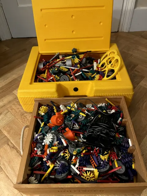 K'nex Knex job lot bundle yellow case with 5.330 kg mixed pieces and solar power