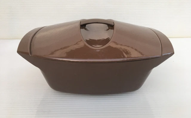 Bonjour, Je me sépare de cette belle Cocotte en fonte Le Creuset par Raymond Loewy En rose ! C'est une 3,5l Bel état. Envoie possible en colissimo pour 15€ vu le poids