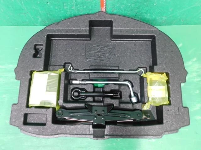 TOYOTA 2018 6AA-ZWE211H Kit attrezzi [usato] [PA61304229]