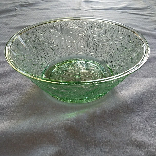 Tiara Indiana Glass Chantilly Green Sandwich 8 1/2" Serving Bowl Vintage