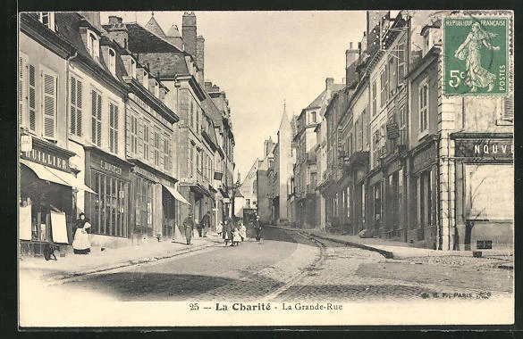 CPA La Charité-sur-Loire, La Grande Rue, Street in the Sunshine 1910