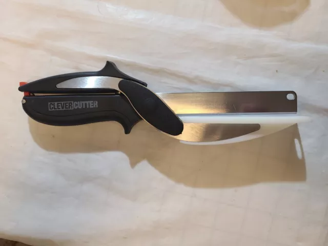 CLEVER CUTTER  2-in-1 knife cutting board scissors