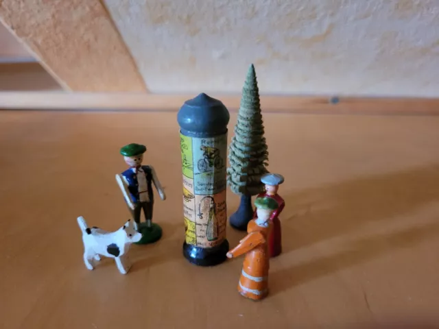 Uralt Erzgebirge Miniatur Figurengruppe mit Litfaßsäule