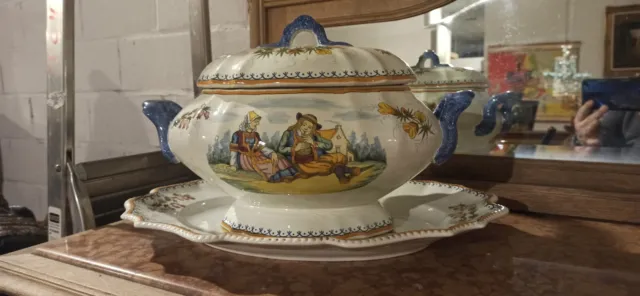 Grande soupière ancienne et son plat en faïence Henriot Quimper décor Breton