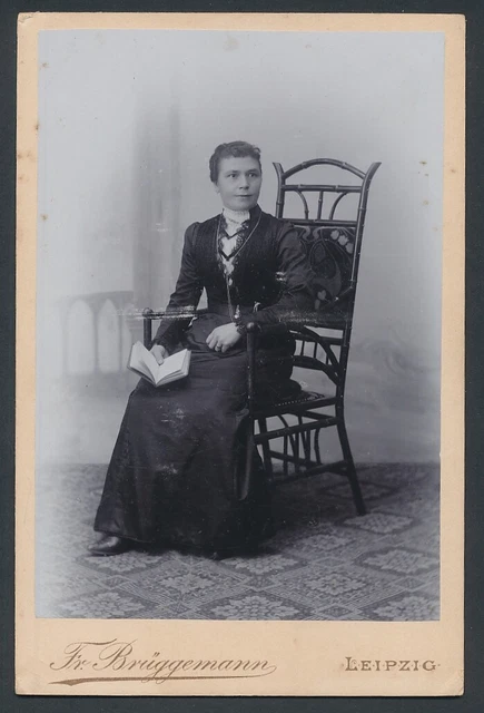 Fotografie Fr. Brüggemann, Leipzig, Eisenbahnstr. 1, Portrait Frau im Biedermei