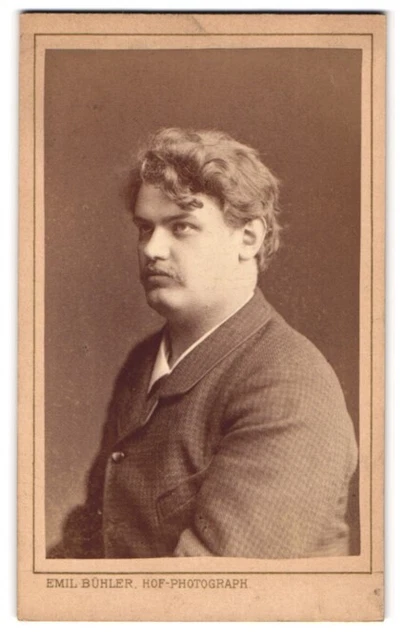Fotografie Emil Bühler, Mannheim, Junger Herr im karierten Anzug