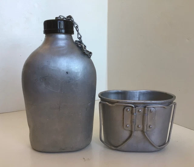 GOURDE MILITAIRE DE L'armee Francaise Avec Son Quart Et Sa Housse , Bon Etat EUR 10,00 - FR