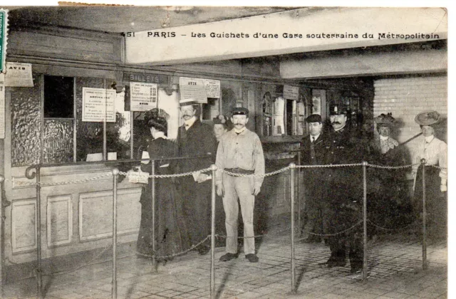 CPA Guichets d'une gare souterraine du Métropolitain (75 Paris), années 1900
