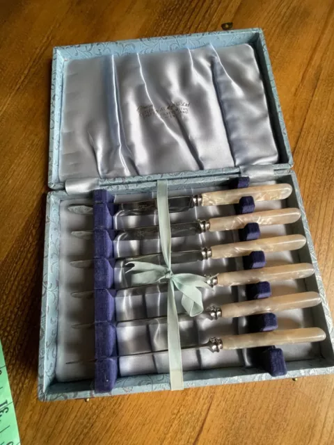 Priestley & Moore Sheffield 6x mother of pearl handle boxed Knives Set, aprox 7”