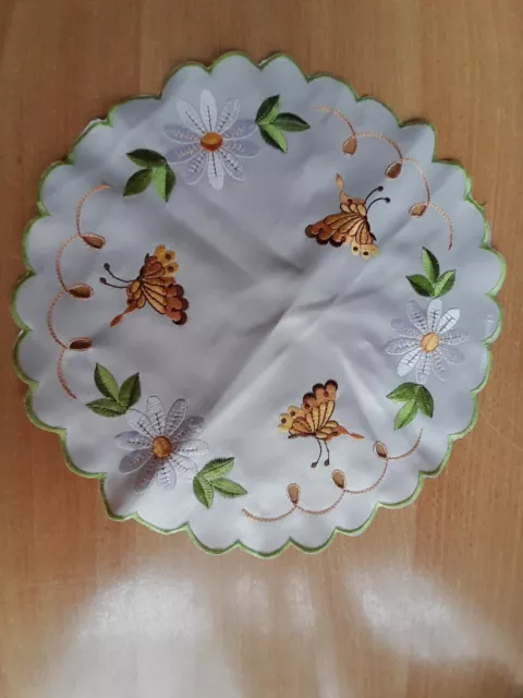 kleines rundes Deckchen mit Blumen und Schmetterlingen bestickt, 28cm, Nr. 37