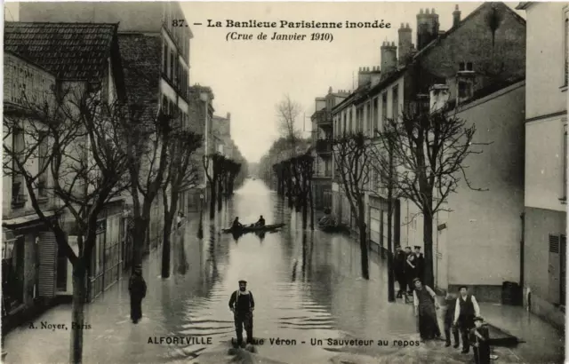 CPA AK ALFORTVILLE La Rue Véron Un Sauveteur au repos (671743)