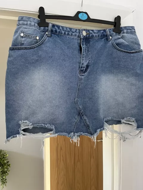 Lovely Ladies Blue Denim Skirt By Boohoo In Size 20.  VGC
