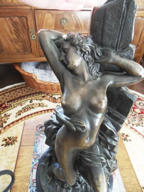 Scultura statua bronzo fuso massiccio afrodite nuda su affioramento roccioso 13 kg / 28,5 libbre