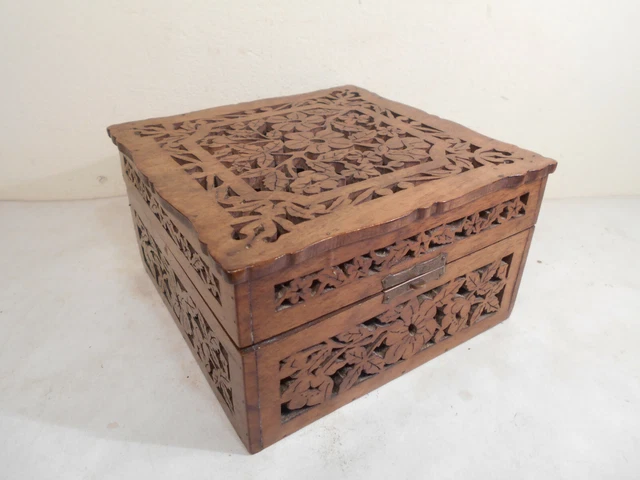 Ancienne Boite Coffret Bois Noyer Sculpté Ajouré Xixeme Travail Art Populaire
