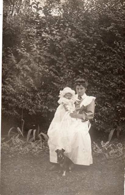 BK265 Carte Photo vintage card RPPC Femme mode fashion bébé chien dog