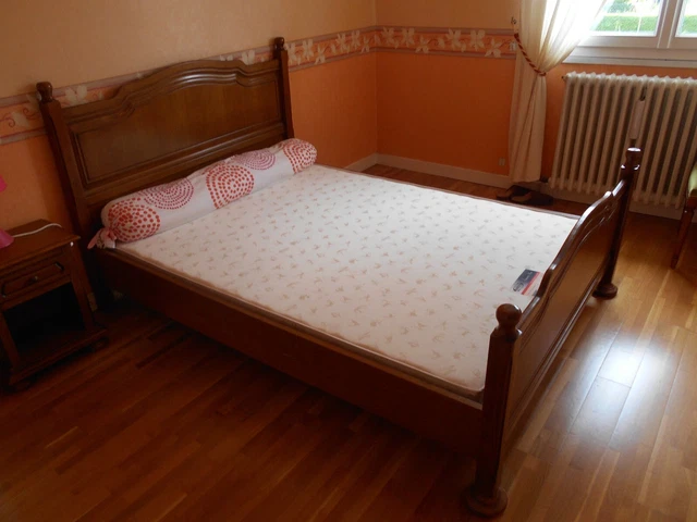Jolie chambre à coucher en bois fin XXe siècle: lit-sommier - table de chevet