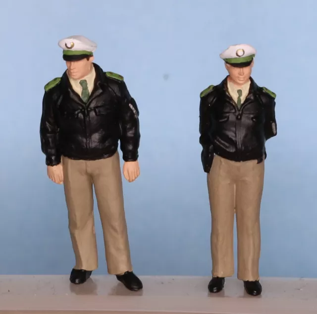 Preiser 65363, Spur 0  1:43,5 / 1:45, Polizisten stehend, grüne Uniform BRD