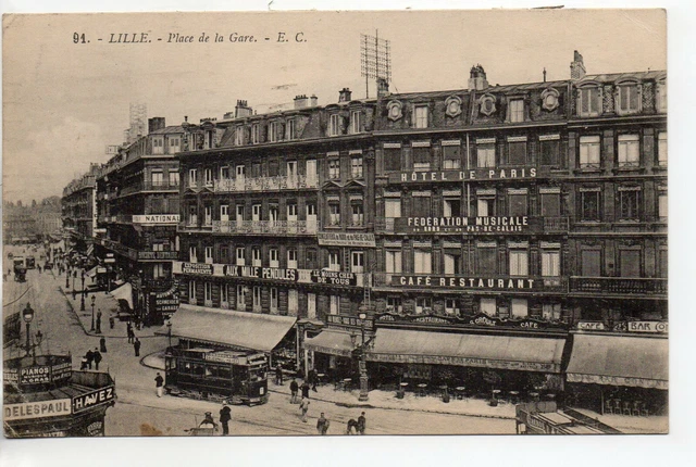 LILLE - Nord - CPA 59 - La place de la Gare - tramway - Café Hotel de Paris
