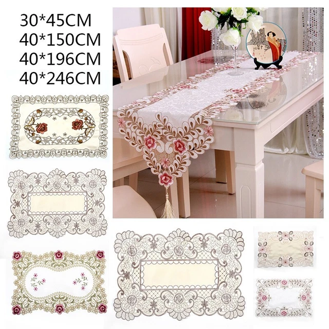 Corredor de mesa clásico y atemporal con exquisita tela de encaje y flores