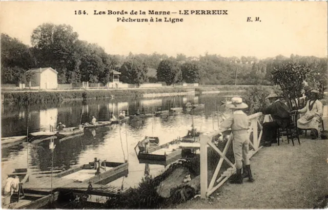 CPA Le Perreux Pecheurs a la Ligne (1348552)