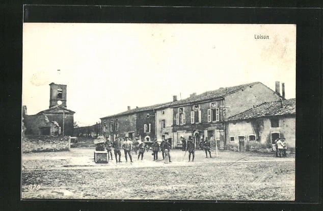 CPA Loison, vue de la rue avec vue sur l'Église