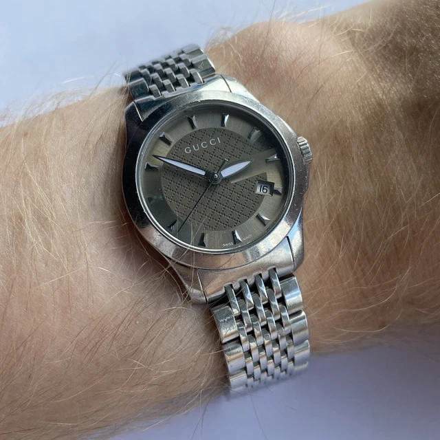 Gucci Damen G-Timeless 126,5 Schweizer Made strukturiertes Zifferblatt 5ATM Quarz Datum Uhr