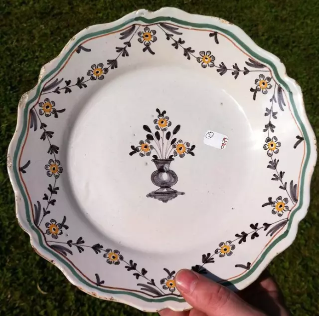 Belle assiette faience XVIIIeme Nevers La rochelle décor bouquet fleurs