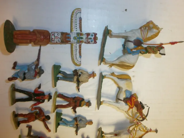 3. Konvolut 15 alte Elastolin Kunststoff Figuren Wildwest Indianer Cowboys 4cm 2