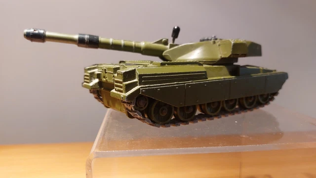Le char anglais Chieftain en miniature de Dinky Toys England au 1/50e Le char anglais Chieftain en miniature de Dinky Toys England au 1/50e