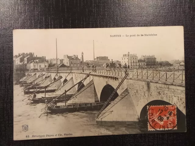 CPA, NANTES (44), le Pont de la Madeleine, animée