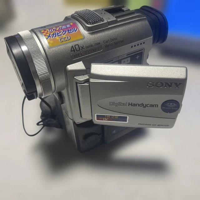 SONY HANDYCAM DCR-PC100 MiniDV Camcorder with AC Adapter AV Cable