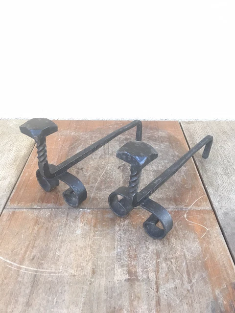 Paire De Chenets Anciens En Fer Forgé – Pour Cheminée