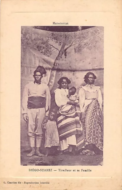 Madagascar - DIEGO SUAREZ - Tirailleur et sa famille - Ed. G. Charifou fils