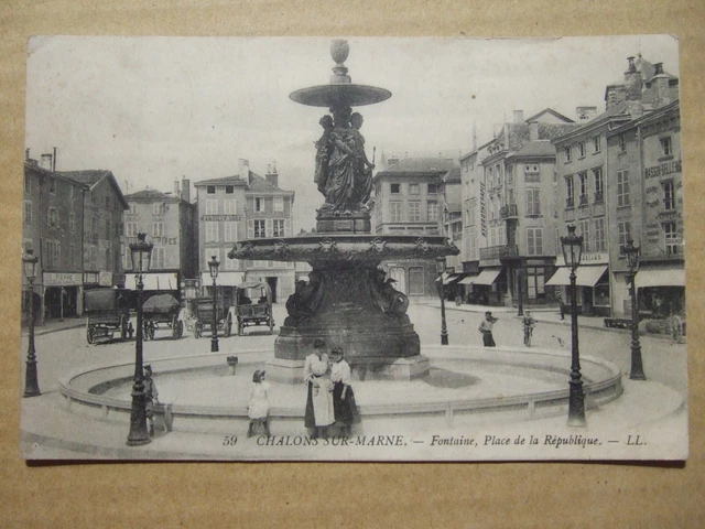Cpa Chalons Sur Marne (51) Fontaine, Place De La Republique. Fontaine, Animee