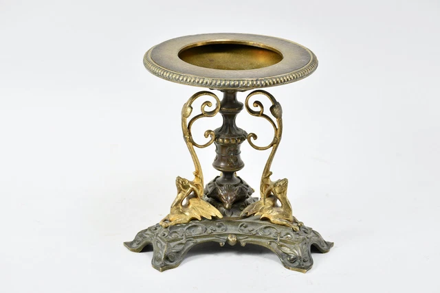 L70M13 - Soporte de latón con decoración de fábula, alrededor de 1900
